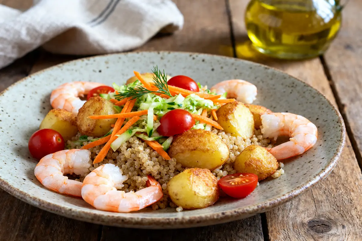 Salade de quinoa, crevettes, légumes et pommes de terre comme accompagnement pour crevettes