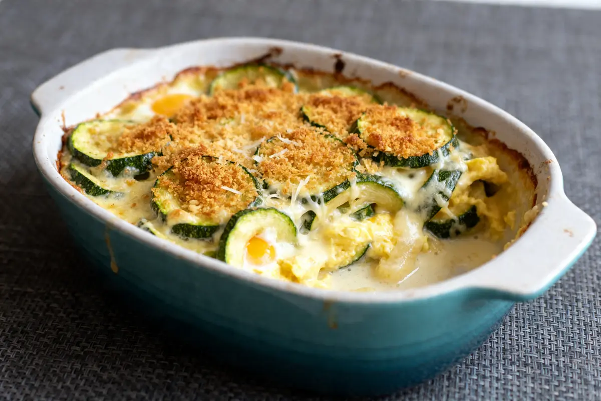 Plat de gratin de côtes de blettes sans béchamel avec courgettes et chapelure.