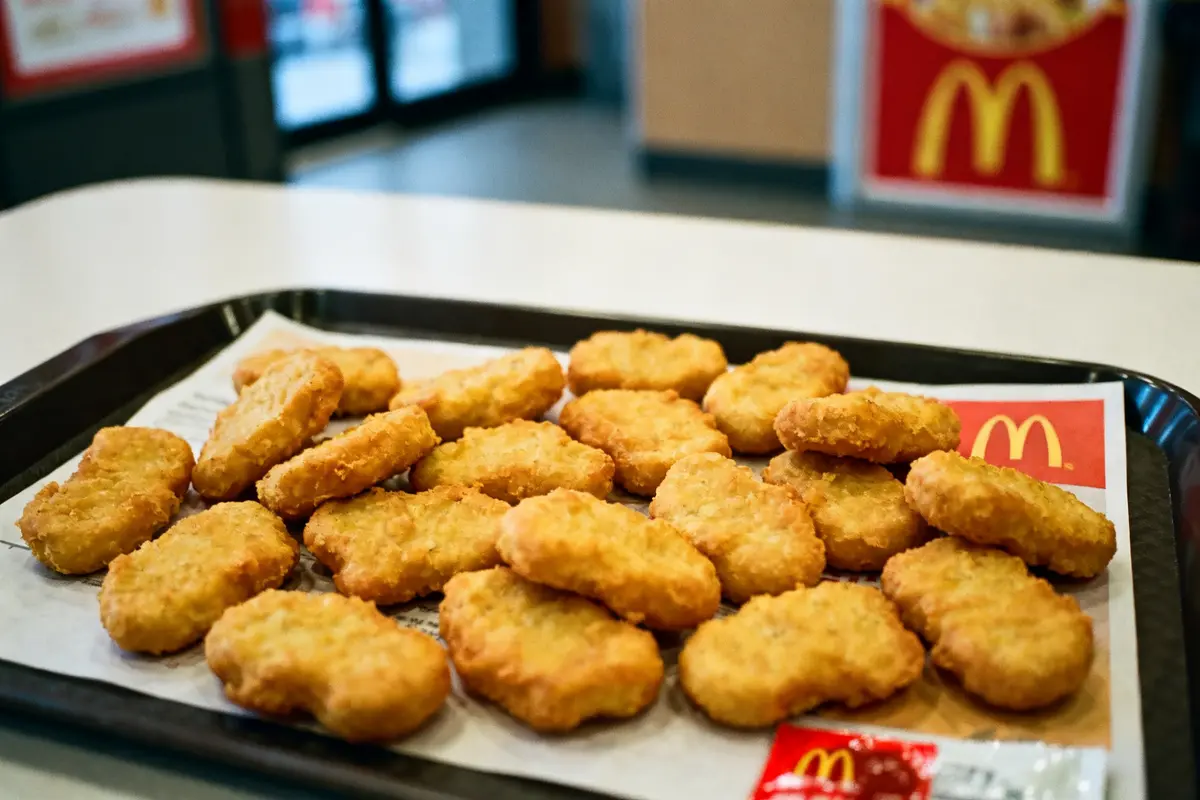 Une assiette pleine de nuggets McDo frais pour discuter du prix des nuggets McDo