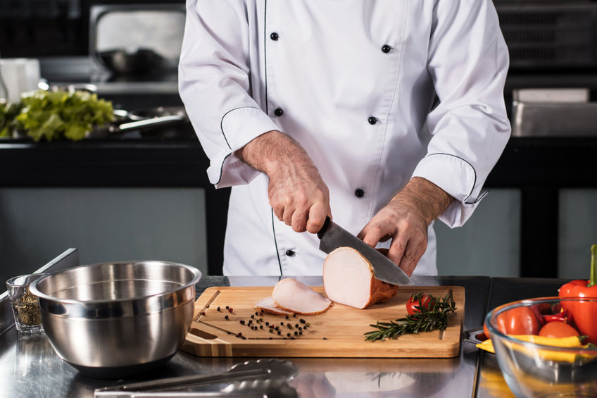 Comment reconnaître un vrai couteau à steak de qualité face aux modèles bas de gamme ?